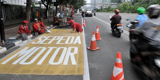 Polisi tilang motor yang tak melintas di jalur khusus Jalan Thamrin