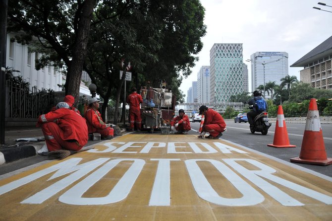 jalur khusus sepeda motor di mh thamrin