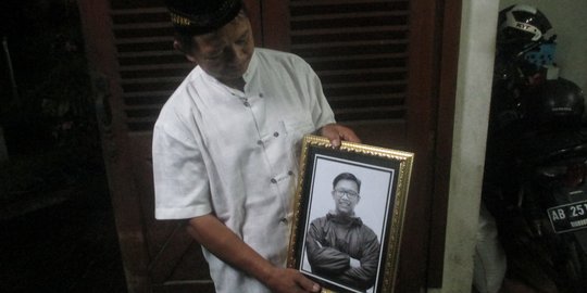 Sebelum berangkat diksar, mahasiswa Amikom yang meninggal minta foto bareng ibu