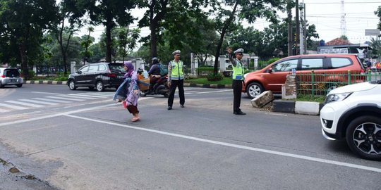 Atasi macet, polisi atur lalu lintas di sepanjang Jl Lenteng Agung