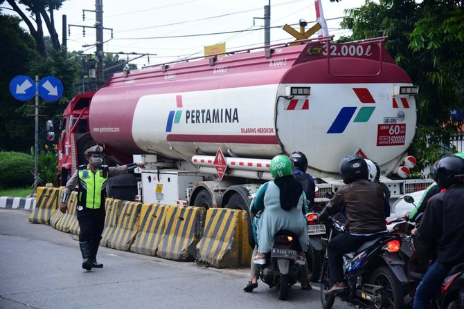 polisi atur lalu lintas di lenteng agung