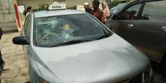 2 Mobil rusak akibat sopir taksi online & bandara Palembang saling serang
