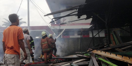 Toko kayu di Ciputat ludes terbakar