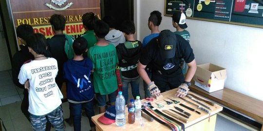 Bawa miras dan senjata tajam, belasan Bonek diamankan