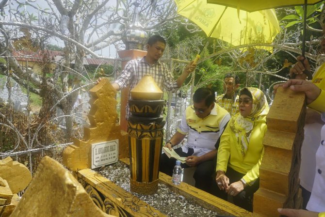 nurdin halid nh ziarah ke makam ayahnya