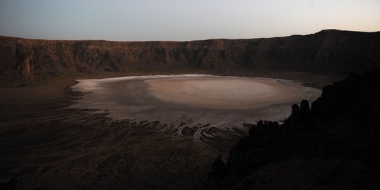 Menjelajahi indahnya kawah di tengah gurun pasir Saudi