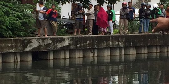 Diduga sopir mengantuk, mobil Kijang terjun ke Kali Angke