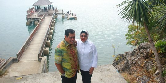 Romantisnya Nurdin Halid dan istri nikmati keindahan pasir putih