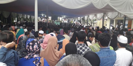 Meski hujan, ribuan jemaah bertahan dengarkan ceramah Ustaz Somad