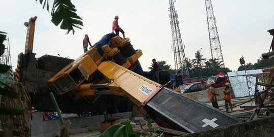 Bantalan crane di proyek Jatinegara jatuh, empat pekerja tewas