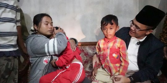 Bupati Anas rawat dan beri beasiswa anak yatim piatu korban longsor