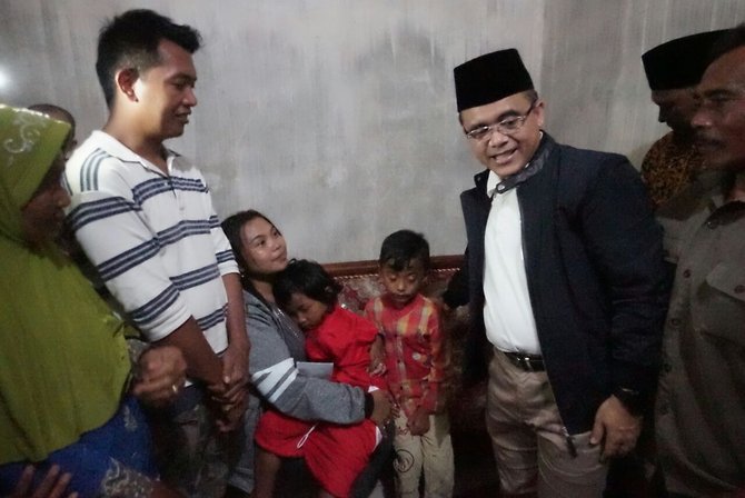 bupati anas rawat dan beri beasiswa anak yatim piatu korban longsor