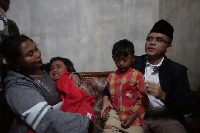 bupati anas rawat dan beri beasiswa anak yatim piatu korban longsor