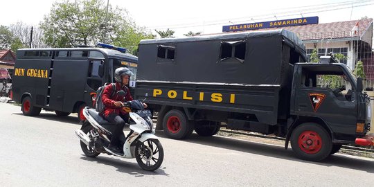 Sopir angkot mogok, truk Brimob wara wiri angkut penumpang terlantar