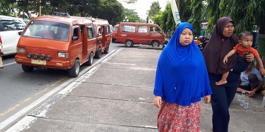 Sopir angkot mogok, Yuni pulang ke rumah jalan kaki 5 km sambil gendong anak