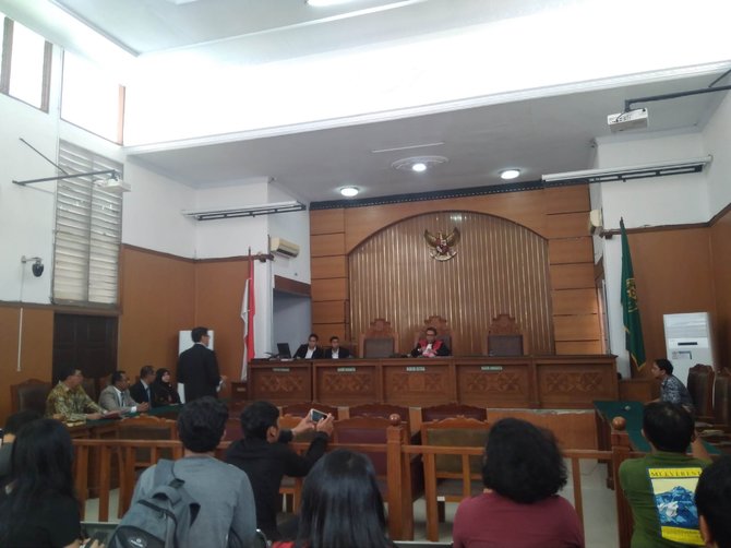 sidang praperadilan fredrich yunadi