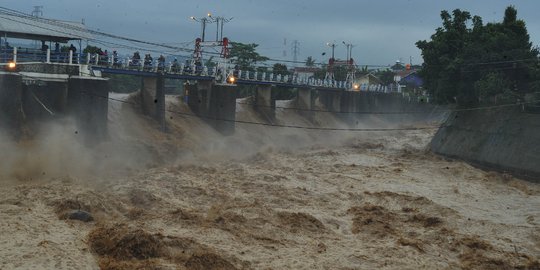 Antisipasi banjir, Anies pastikan semua pintu air di Manggarai terbuka