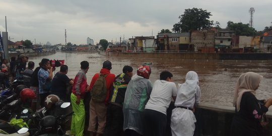 Walaupun banjir dan Siaga 1, warga Kampung Pulo tetap santai
