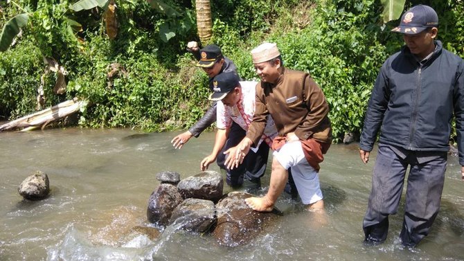 tumpukan batu di sungai cibojong