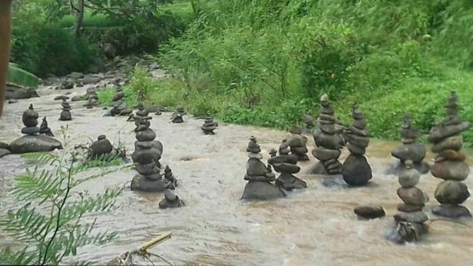 tumpukan batu di sungai cibojong