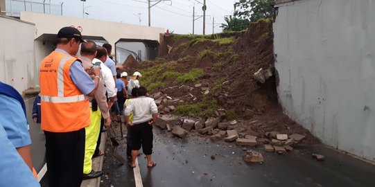 Tembok underpass rel KA Bandara ambrol, 1 mobil tertimbun longsor