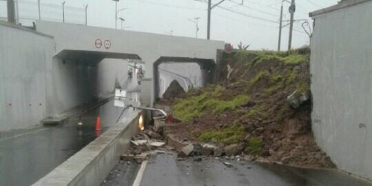 Tembok underpass rel ambrol, operasional kereta Bandara Soekarno-Hatta dihentikan