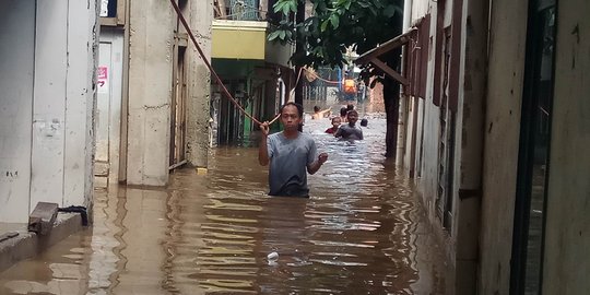 Dilanda banjir 1,5 meter, warga Kampung Melayu mulai mengungsi