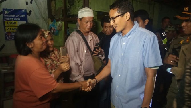 sandiaga tinjau banjir di kampung arus