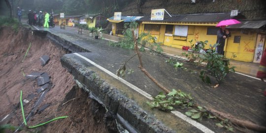 TNI, Polri, BPBD dan PMI bersatu evakuasi material longsor di Puncak