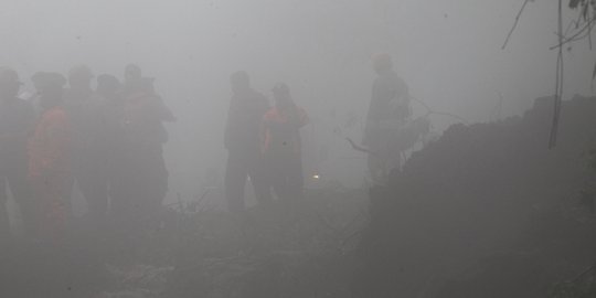 Kabut warnai proses evakuasi dan pencarian korban hilang akibat longsor di Puncak