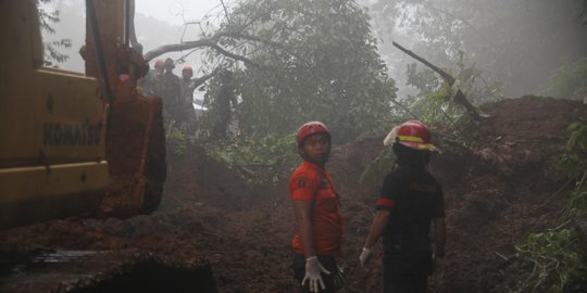 Antisipasi longsor lagi, Kemen PU PR siagakan alat berat di jalur Puncak