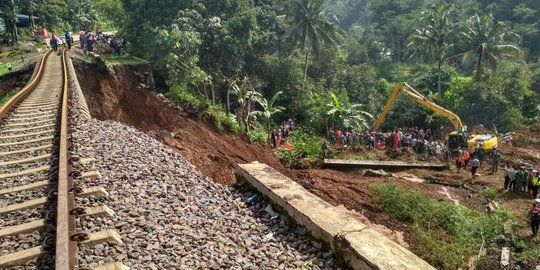 Evakuasi dilanjutkan, sekeluarga korban longsor rel di Cijeruk masih dicari