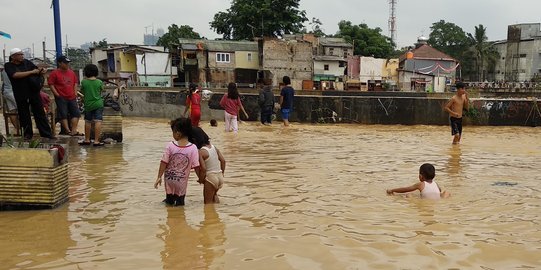 Kampung Pulo masih kebanjiran, sore diperkirakan surut