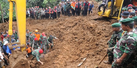 Sulitnya evakuasi korban tanah longsor di Cijeruk