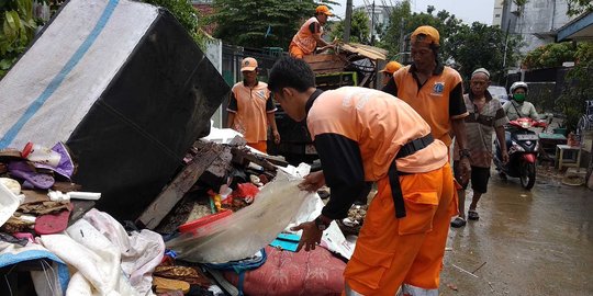 Pasca banjir Jakarta, warga banyak temukan sampah furnitur