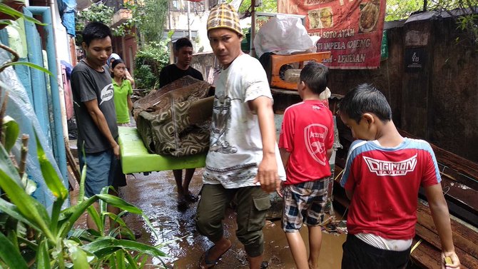 pasca banjir warga banyak temukan sampah