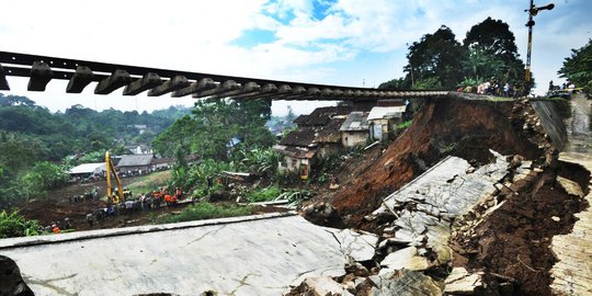 Penampakan rel kereta di Bogor menggantung akibat longsor