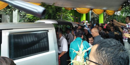 Isak tangis keluarga sambut jenazah Putri, korban longsor bandara