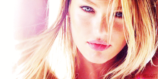 [Part 2] 10 Selebriti seksi yang miliki bibir paling sensual