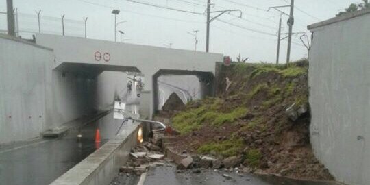 Tembok underpass rel kereta bandara ambrol, Gerindra duga perencanaan tak matang