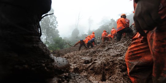 Aksi tim SAR cari pemotor diduga tertimbun longsor di Puncak