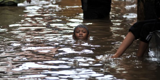 Pengungsi banjir di Kebon Pala mulai gatal, flu dan hipotermia