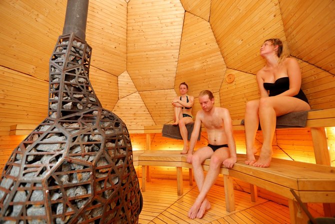 menikmati sauna di dalam solar egg