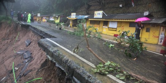 Kunjungi lokasi longsor Puncak, Aher tetapkan Jawa Barat darurat bencana