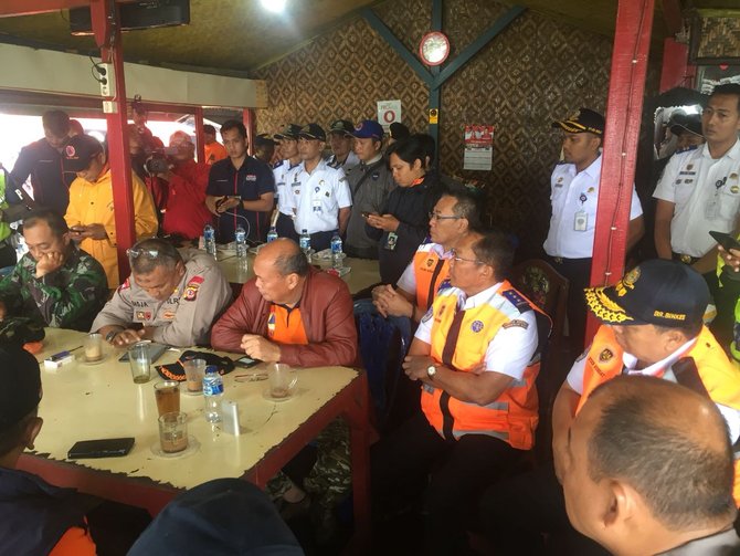 dirjen perhubungan darat kementerian perhubungan budi setiyadi di area lokasi bencana puncak bogor