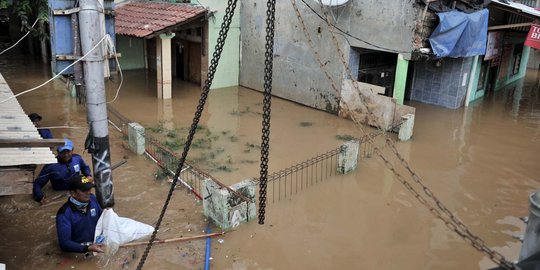 Ciliwung surut, Kampung Pulo masih terendam banjir