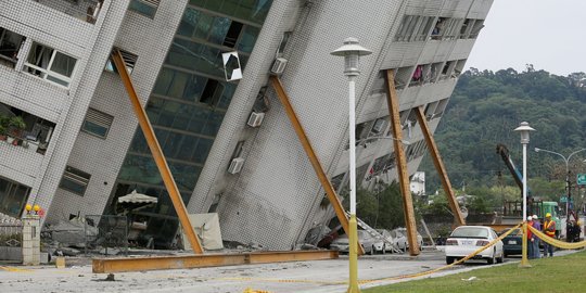 Penampakan dari dekat gedung miring yang diguncang gempa hebat di Taiwan