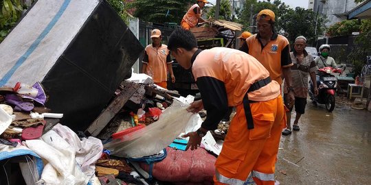 Pemprov DKI angkut 1.596 ton sampah selama dua hari banjir