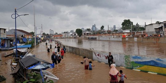 Menanti Anies-Sandi normalisasi sungai di Jakarta