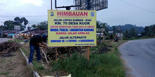 Jalan penghubung Riau-Sumbar amblas, kendaraan dialihkan jalur alternatif